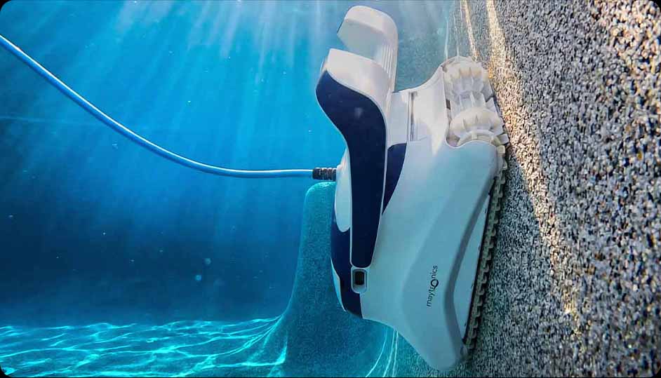 Dolphin Sigma climbing the pool wall underwater