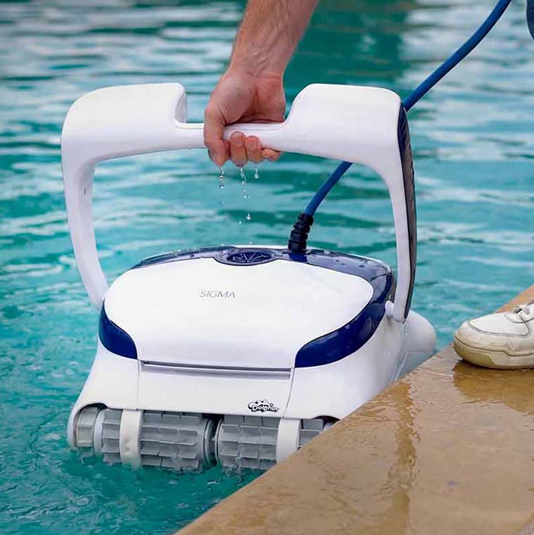 Lifting the Dolphin Sigma from the pool by its ergonomic handle
