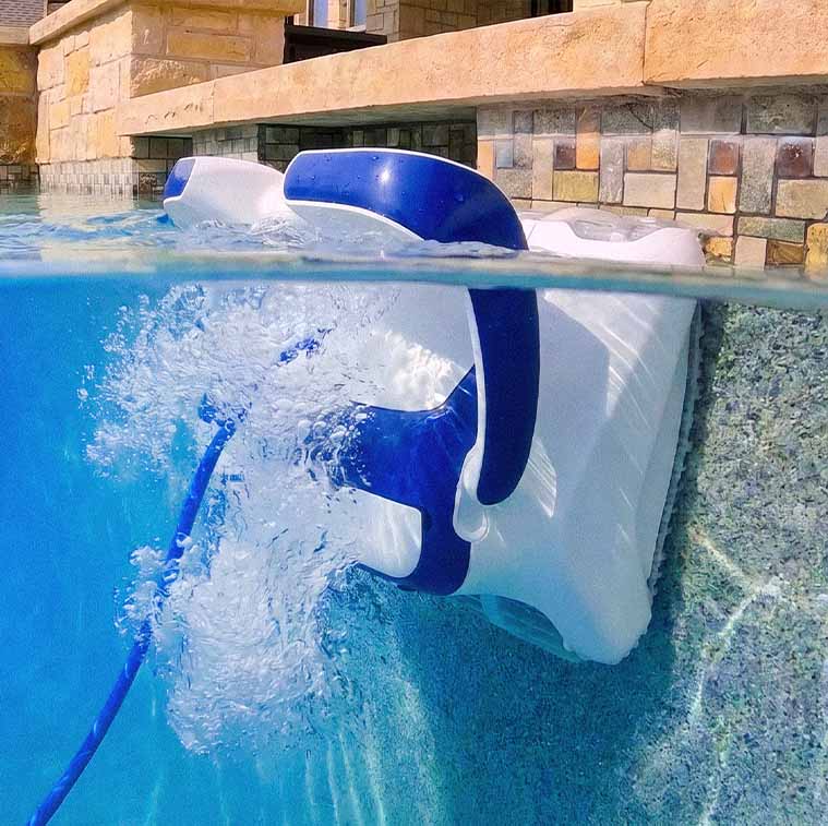 Dolphin Sigma holding the wall at the waterline with gyroscopic stabilization